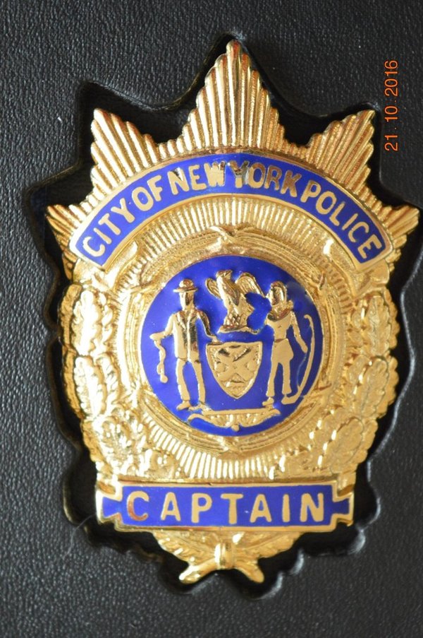 NEW YORK CAPTAIN POLICE BADGE BOOKVORM